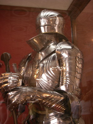 Готический доспех (верхняя половина), Германия, Аугсбург, конец XV в. Готический доспех (верхняя половина), Германия, Аугсбург, конец XV в.