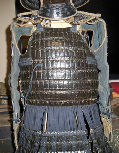 Старинная японская кираса (доу), 1600 гг., изготовлена из отдельных крупных чешуек