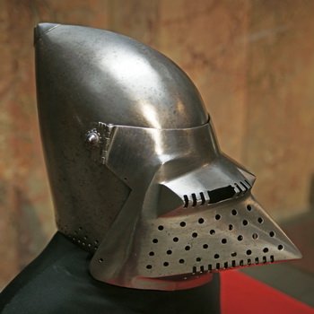 Итальянский (миланский) бацинет с забралом хундсгугель, 1400-1410 гг (Музей истории искусств, Вена, Австрия)
